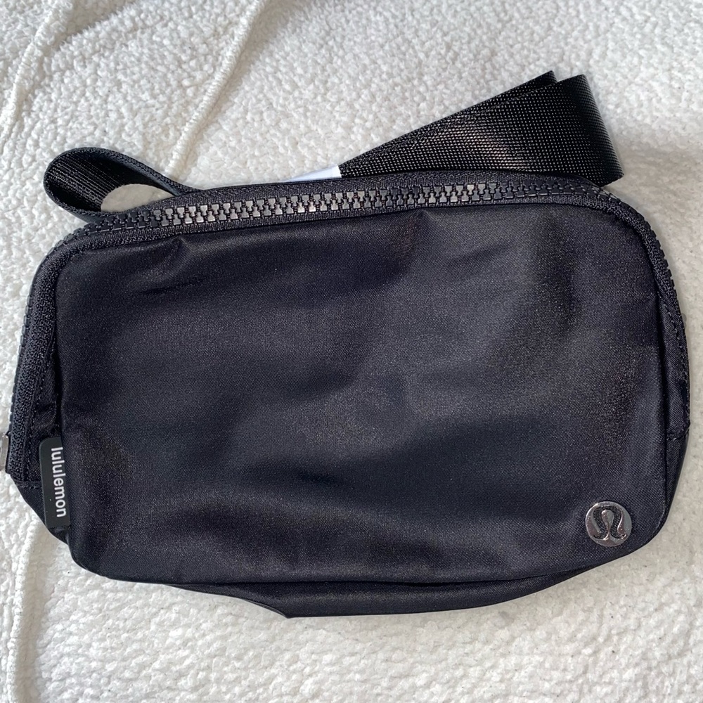 NWT Lululemon Everywhere Belt Bag - Black *Extended Strap Version